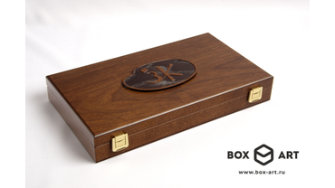 6065 Футляр со шпоном ореха для набора красок. 
на крышке деревянный шильд. Изготовлено на заказ