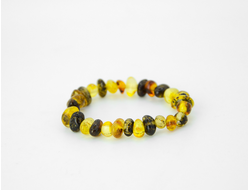 Детский браслет на резинке из обработанного янтаря