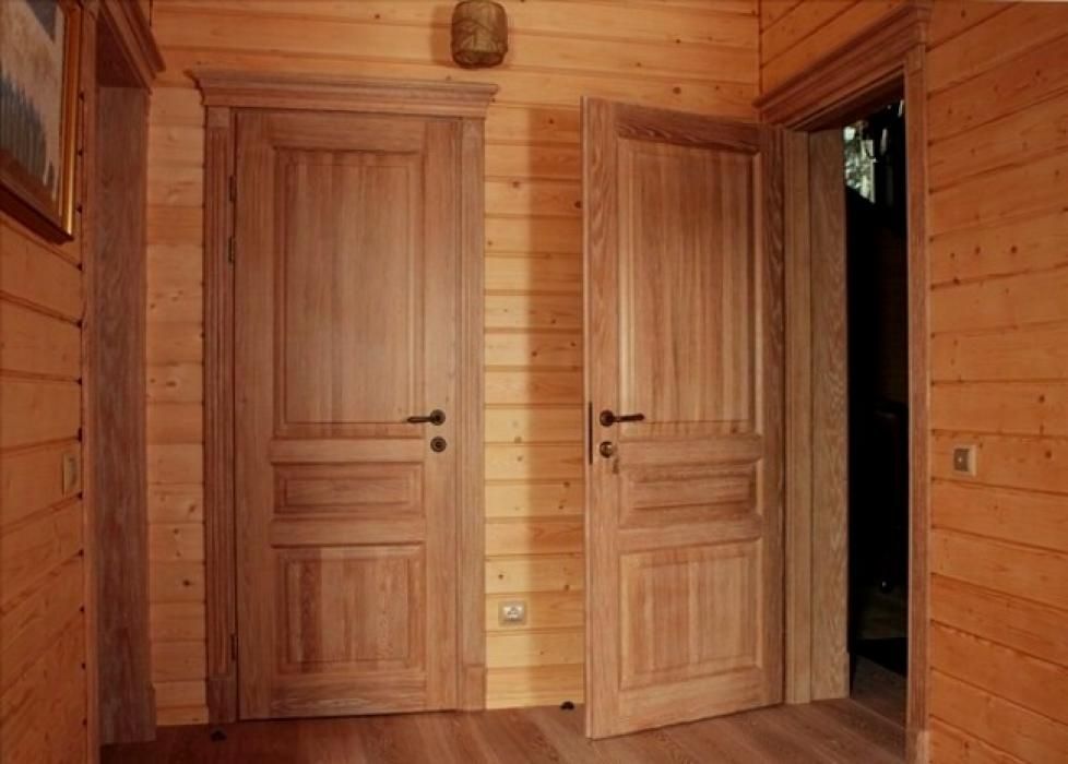 деревянные двери в доме