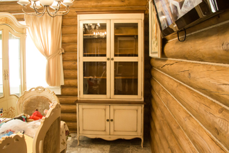 Витрина с двумя стеклянными дверьми и нижней тумбой.