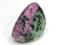 Корунд красный в цоизите, галтовка (светится в УФ), Танзания (28*22*17 мм, 17 г) №35186