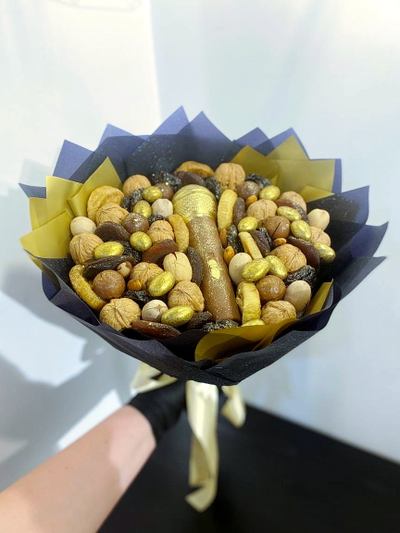Букет "Золотой микрофон" из орехов и сухофруктов