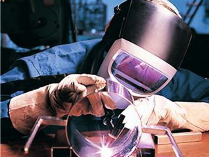 Глаза сварщика после сварки. Сварщик в европе. 1 сварщика. Брызги сварки. 1 сварщика.