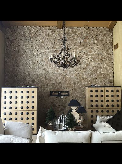 отделка стены дубовыми спилами "чешуя"