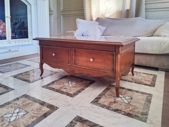 Журнальный стол со стеклянной столешницей.