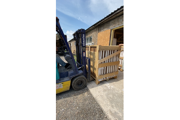 Собираем жесткую упаковку под погрузку и выгрузку механизацией. Грузим вилочным погрузчиком и отправляем заказ в Уфу.