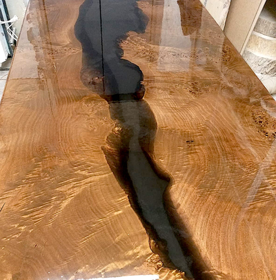 стол из горного тополя с рекой из эпоксидной смолы чёрного цвета