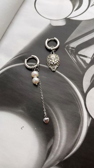 Серьги колечки с подвесками Лев и жемчуг