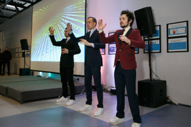 Артист в образе робота