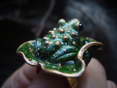 "Травяная Инфанта", фэнтези-кольцо с зелёной лягушкой и хромдиопсидами