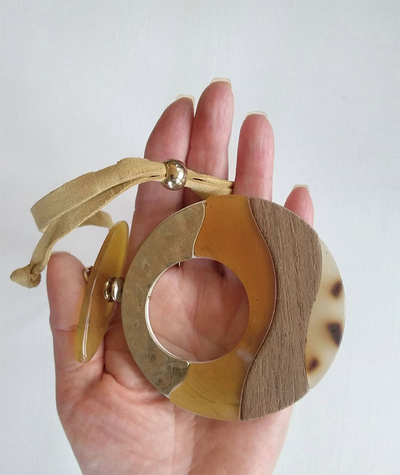 (АРТИКУЛ: 9000/02) КОЛЬЕ ЖЕНСКОЕ, С ПОДВЕСКОЙ В БЕЖЕВЫХ ТОНАХ, ЮВЕЛИРНЫЙ ПЛАСТИК, ЗОЛОТИСТЫЙ МЕТАЛЛ, БЕЖЕВЫЙ КОЖАНЫЙ ПЛОСКИЙ ШНУРОК