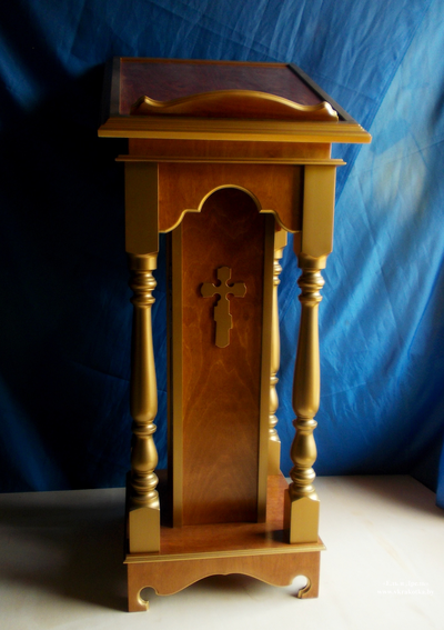 Деревянный аналой с золотом