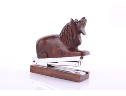 Модель № W153: степлер резной &quot;Лев&quot; из дерева акации
