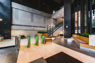 Выполнена в двух цветах - темном тепло-сером и светлом бежевом.