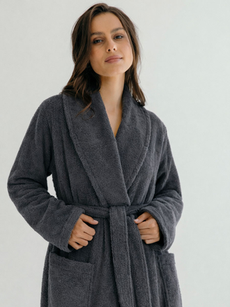 Женский махровый халат серый - пояс и волосы распущены