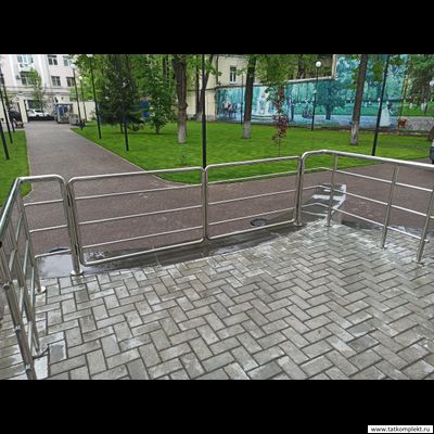 Ограждение из полированной нержавеющей стали с калиткой