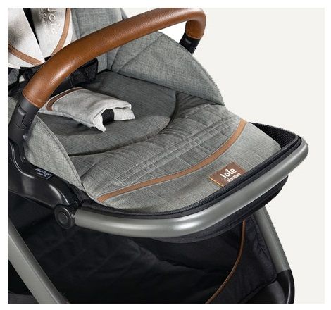 Бампер-поручень из эко-кожи обеспечит безопасность малыша и не даст ему выпасть из коляски.