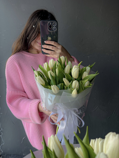 «Minimalism» из молочно-белых тюльпанов 19 шт