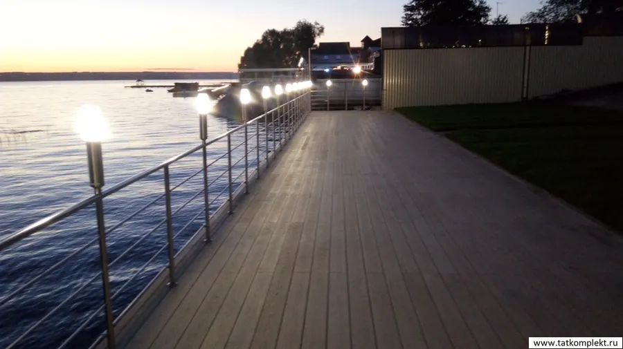 Ограждение частного причала - терассы с подсветкой, нержавеющие ограждения с фонарями идеально вписываются в ландшафтный дизайн и создают атмосферу романтики и уюта в вечернее время. Перила, лестницы и ограждения. от www.tatkomplekt.ru тел. +78432407090