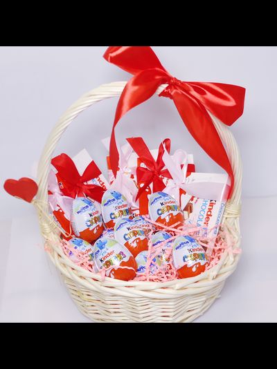 Подарочная корзина Киндер сюрприз и Киндер шоколад большая