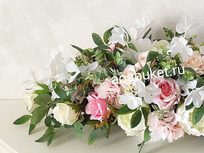 Горизонтальная композиция из искусственных цветов Фаворитка купить в Москве