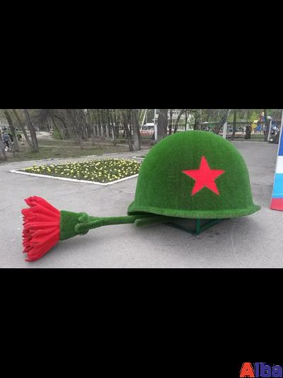 Топиарная фигура каска с гвоздикой