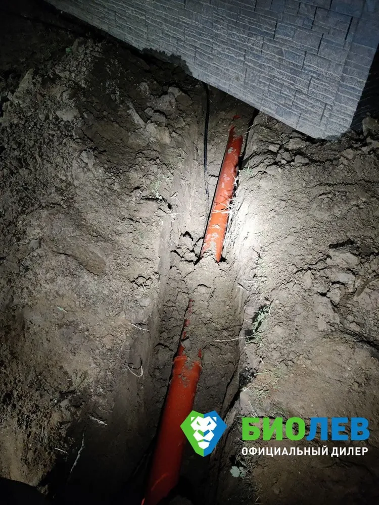 Прокладка канализационной трубы под домом