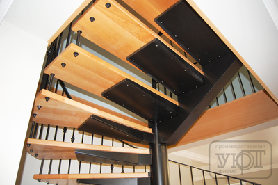 л-6/5. винтовая лестница на металлическом каркасе. ступени - массив бука. поручень - пвх. металлические балясины со вставками.