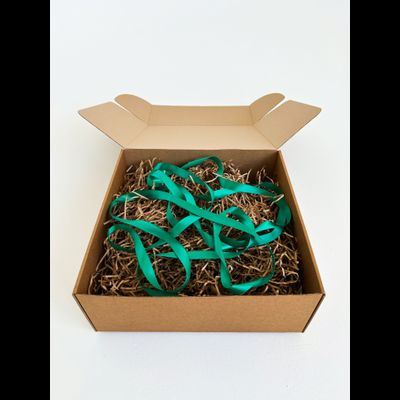 Большая подарочная коробка GILEV 37х37х14см с зеленой лентой и наполнителем крафт