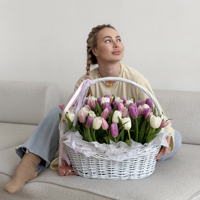 Корзина из 55 тюльпанов