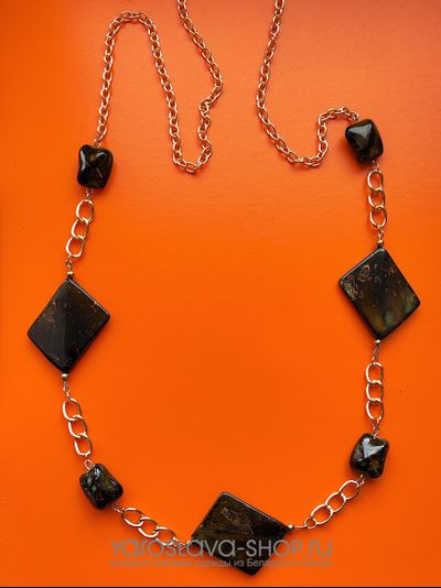 Бусы-колье с камнями в форме ромба на золотой цепочке