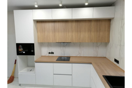 Кухня белая с антресолями