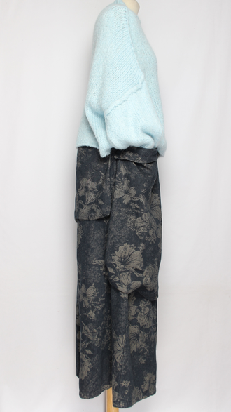 БРЮКИ-ЮБКА джинс-гобелен "КРЕАТИВНЫЕ КАРМАНЫ" крупные цветы синии, черные р.46-54