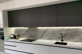 Кухня белый глянец с антресолью и островом