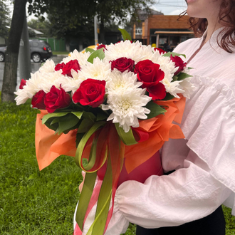 Коробка "Яркость" с розами и хризантемой