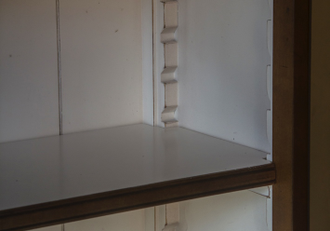 Библиотека открытая с тремя ящиками и тремя полками.