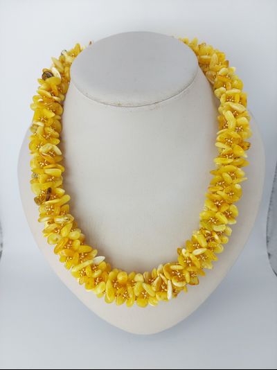 Колье "Жгут" из белого янтаря