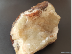 Кальцита на окисленной породе с пиритовой присыпкой. Россия. 115*80*50мм