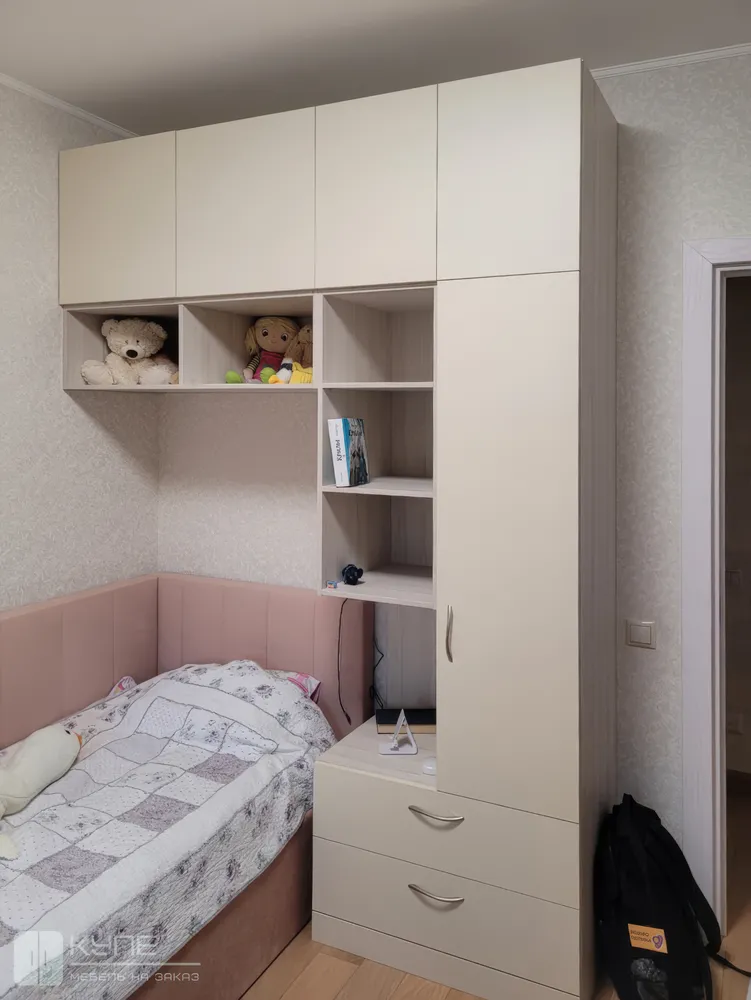 044 Шкаф в детской комнате. Фасады: МДФ AGT 730 Суперматовый крем. Корпус: ЛДСП Egger H1223 ST19 Ясень Севилья