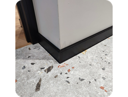 Плинтус ХДФ Dollken Cubu Flex Life 80мм Х 2,5 м 0110/1144 Черный в интерьере 3