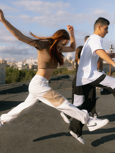 Брюки с накладными карманами из мешковины