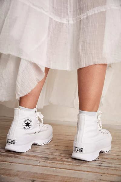 С чем носить белые кеды на платформе женские