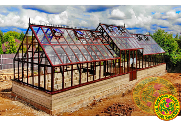 Теплица по индивидуальному заказу размером 4х16 метров. В данной модели установлено украшение на кровлю.В скатах кровли 16 форточек с термоприводами, а так же 6 форточек в вертикальном остеклении