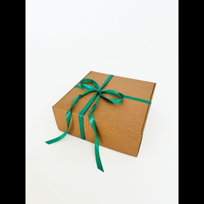 Большая подарочная коробка GILEV 37х37х14см с зеленой лентой и наполнителем крафт