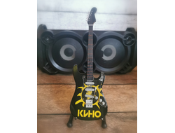 Модель № G1: гитара сувенирная на подставке &quot;Кино&quot;