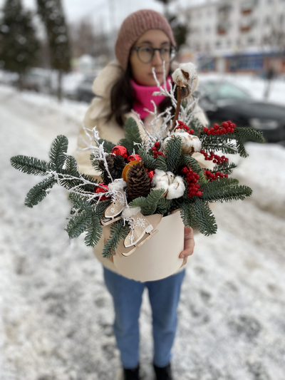 Новогодняя композиция с илексом и хлопком