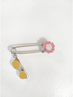 (АРТИКУЛ: 9664/50) БРОШКА БУЛАВКА, СРЕДНЕГО РАЗМЕРА, С ПОДВЕСКАМИ ("ОЧКИ", "ЦВЕТОК"), СЕРЕБРИСТЫЙ МЕТАЛЛ, ЭМАЛЬ