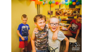 В банкетном зале можно отметить Ваш праздник, поиграть в приставку, заказать пиццу из меню и попить бесплатный чай