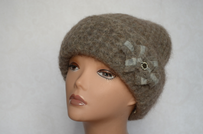 Бежевая шапка с отворотом и бантом Vizio Италия 6546 фото