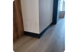 Современный дизайн в классическом исполнении: черный алюминиевый плинтус ПЛ 100 с благородным муаровым узором.